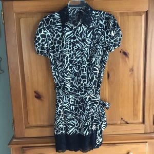 Lace and ruching elevate this vintage Bisou Bisou zebra print tunic, size L.